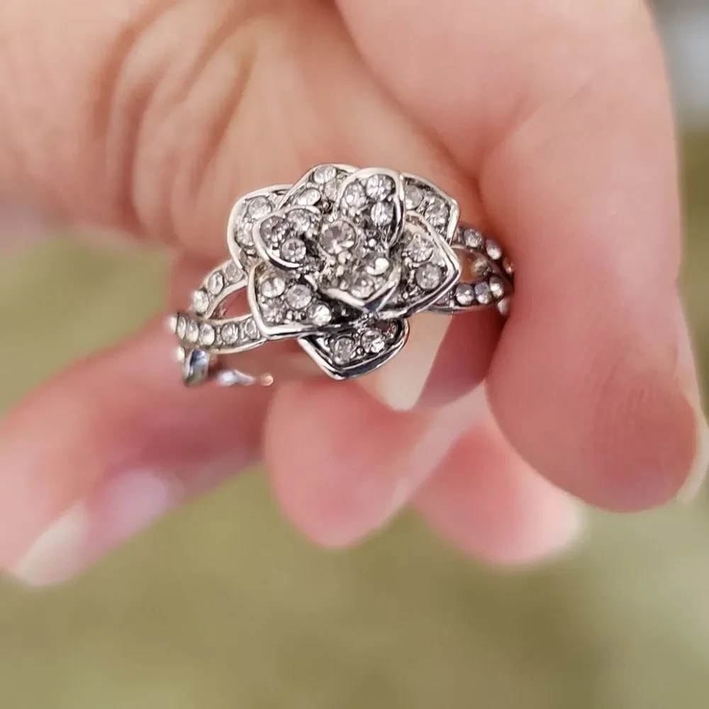 Gorgeous CZ Flower Ring- Sparkly & Stunning! Sz 7